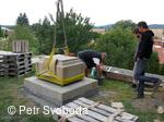 Kamenný kříž před kostelem sv. Jiří po r. 2011