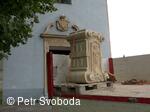 Kamenný kříž před kostelem sv. Jiří po r. 2011