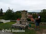 Kamenný kříž před kostelem sv. Jiří po r. 2011