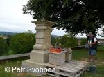 Kamenný kříž před kostelem sv. Jiří po r. 2011