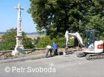 Kamenný kříž před kostelem sv. Jiří po r. 2011