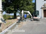 Kamenný kříž před kostelem sv. Jiří po r. 2011
