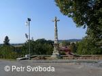Kamenný kříž před kostelem sv. Jiří po r. 2011