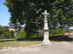 Kamenný kříž před kostelem sv. Jiří